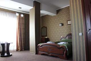 Отель Golden Lion Hotel Борисполь Люкс с кроватью размера «king-size» и балконом-1
