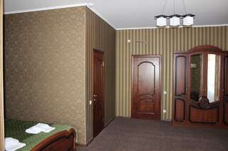 Отель Golden Lion Hotel Борисполь Люкс с кроватью размера «king-size» и балконом-2