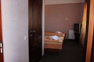 Отель Golden Lion Hotel Борисполь Двухместный номер с 2 отдельными кроватями и балконом-1